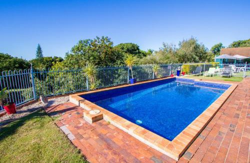 Tannum Sands Hotel | Cozy Tannum On The Beach Motel with Oceanfront Views