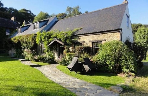 Boncath Cottage | Cozy Tansy Cottage with Family-Friendly Amenities
