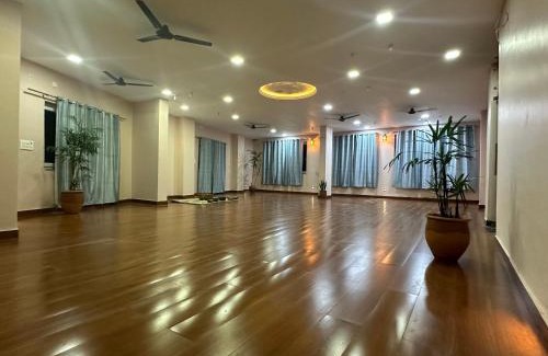 Tapovan Hotel | Tranquil Tantrika Home with Inviting Spa Amenities