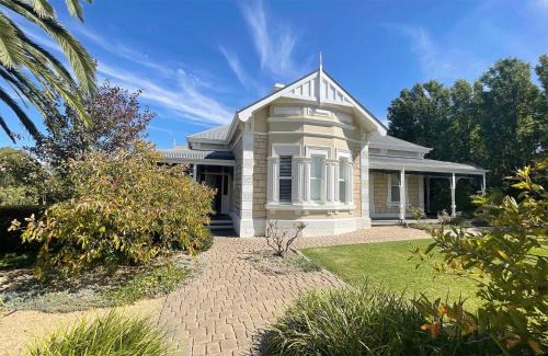 Tanunda Villa | Elegant Tanunda House - 5 BR Retreat in Barossa Region
