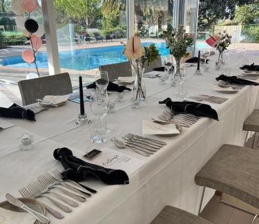 Tanunda Villa | Elegant Tanunda House - 5 BR Retreat in Barossa Region