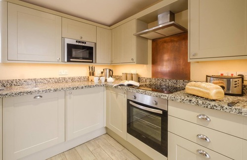 Martlesham Heath Cottage | Comfortable Tanyard House: 3 Bedrooms for Family Getaways