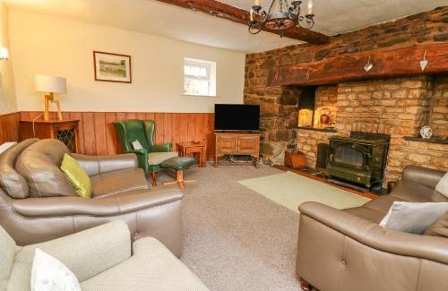 Builth Wells House | Pet Friendly Tanyrallt Farm: 4-Star Getaway with Pool