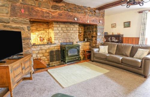 Builth Wells House | Pet Friendly Tanyrallt Farm: 4-Star Getaway with Pool