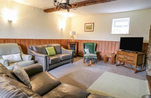 Builth Wells House | Pet Friendly Tanyrallt Farm: 4-Star Getaway with Pool