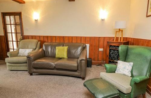 Builth Wells House | Pet Friendly Tanyrallt Farm: 4-Star Getaway with Pool