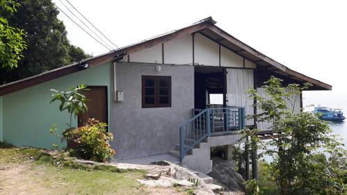 Koh Tao House | Discover Tao Thong Villa 2: Pet-Friendly Oceanfront Oasis