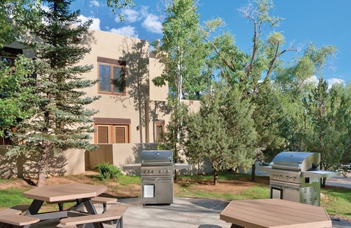 Taos Resort | Relaxing Taos Resort Studio with Pool and Spa Amenities