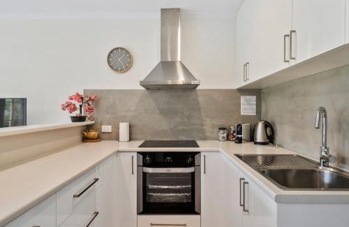 West Hobart House | Renovated Tapanak Townhouse Steps from City Attractions