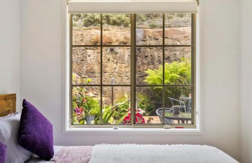 West Hobart House | Renovated Tapanak Townhouse Steps from City Attractions