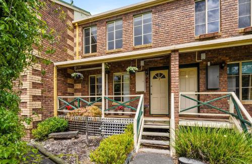 West Hobart House | Renovated Tapanak Townhouse Steps from City Attractions