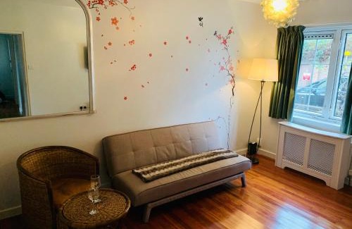 Mortlake Apartment | Family-Friendly Tapestry Apartment - 4-Star Guest Favorite