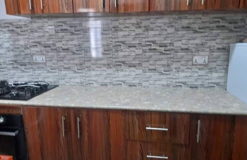 West Coast Division House | Cozy Tapis Guest House: Ideal for Family-Friendly Stays
