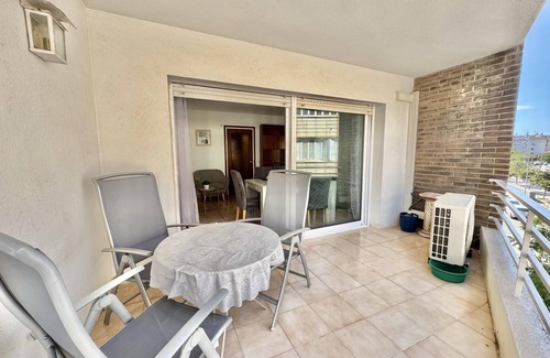 Roses Town Center Apartment | Relaxing Stay Near Beach with Spa and Family-Friendly Amenities