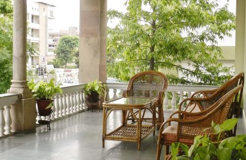 Bani Park Hotel | Discover Tara Niwas: Pet Friendly Haven with Spa & Dining