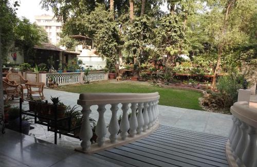 Bani Park Hotel | Discover Tara Niwas: Pet Friendly Haven with Spa & Dining