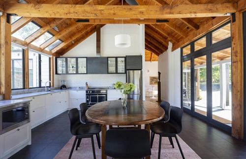 Lake Hayes House | Family-Friendly Taramea: Walk to Mora Wines & Enjoy Breakfast