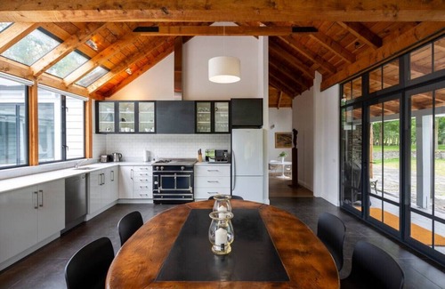 Lake Hayes House | Family-Friendly Taramea: Walk to Mora Wines & Enjoy Breakfast