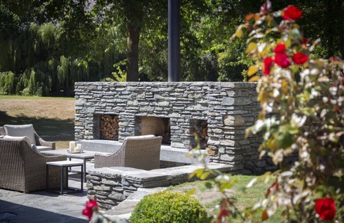 Lake Hayes House | Family-Friendly Taramea: Walk to Mora Wines & Enjoy Breakfast