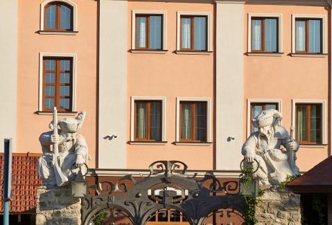 Kamenets-Podol'skiy Hotel | Pet-Friendly Retreat at Taras Bulba with Hot Tub & Dining
