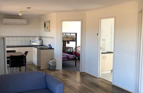 Wallaroo Cabin | Family-Friendly Tarnasey Farm: Rated 9.4/10 with Breakfast