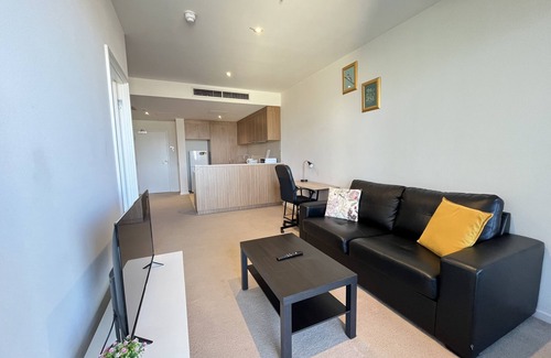 Adelaide Central Business District Apartment | Cozy Tasha's Apartments: Breakfast & Family-Friendly Stay