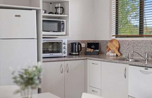 Waitakaruru Hotel | Family-Friendly Retreat at Tasman Holiday Parks - Miranda
