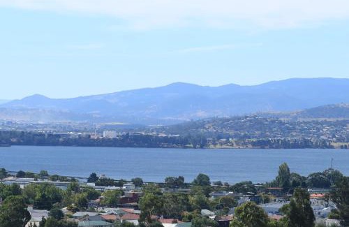 West Moonah House | Tasman Tranquility - close to City & Airport
