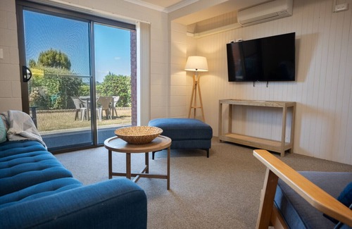 Scamander Villa | Relax at Tasman Villa with Oceanfront Views & Spa