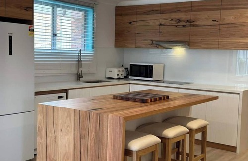 Caves Beach Villa | Discover Tasmans Hideaway: Oceanfront Villa Near Caves B