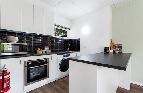 Parkville Apartment | Elegant 1-Bed Apartment with Balcony and Spa Amenities