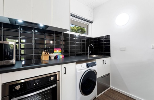 Parkville Apartment | Elegant 1-Bed Apartment with Balcony and Spa Amenities