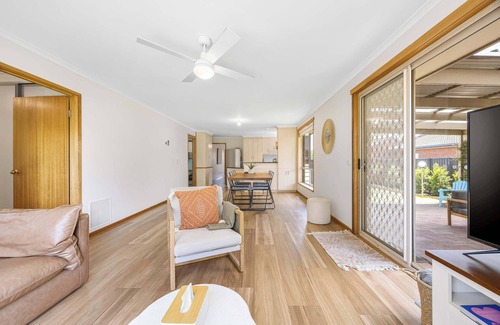 Alfredton House | Tasteful 3BR On Towong, Alfredton
