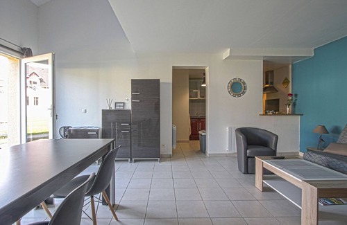 Commes Apartment | Elegant Apartment with Terrace and Pool Amenities