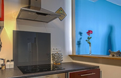 Commes Apartment | Elegant Apartment with Terrace and Pool Amenities