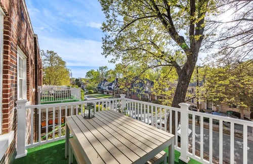 Dilworth Condo | Cozy 2BR Retreat near Uptown with Balcony & Great Amenities