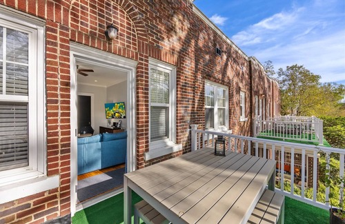 Dilworth Condo | Cozy 2BR Retreat near Uptown with Balcony & Great Amenities