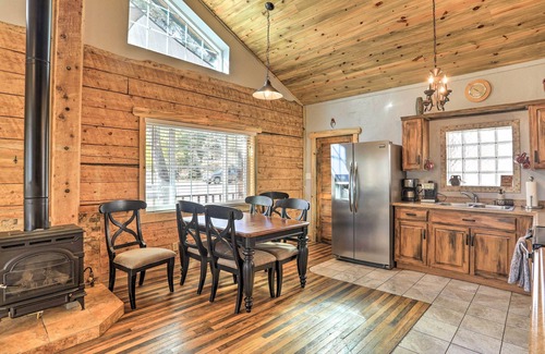 Pagosa Springs Cottage | Inviting Log Cabin Retreat by Lake Pagosa with Great Amenities