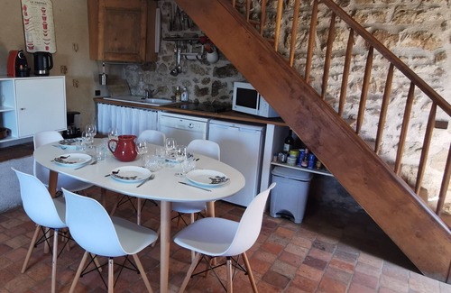 Saint-Martin-en-Haut House | Discover Antiga Casa de Pedra: Pet Friendly & Family-Friendly