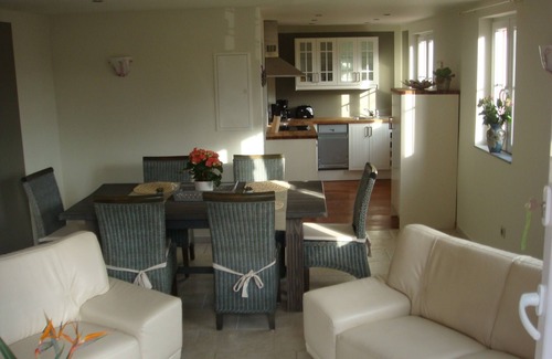 Biot Apartment | Stylishly Furnished Apartment with Pool and Pet-Friendly Perks