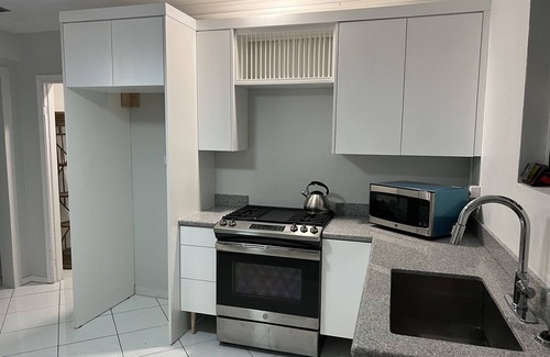 Nassau Apartment | Stylishly Furnished One Bedroom with Breakfast & Kitchen