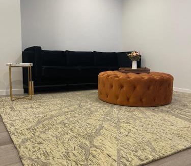 Sage Hill House | Elegant One Bedroom Suite - Child Friendly & Guest Rated 9.3