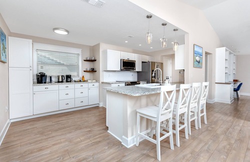 Palm Harbor House | Updated Comfort with Heated Pool, 10 Min to Beach!