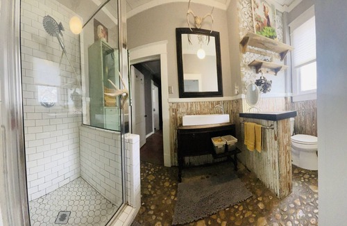 Johnson City Cottage | Discover Tasting House Cottage: Steps from Local Attractions