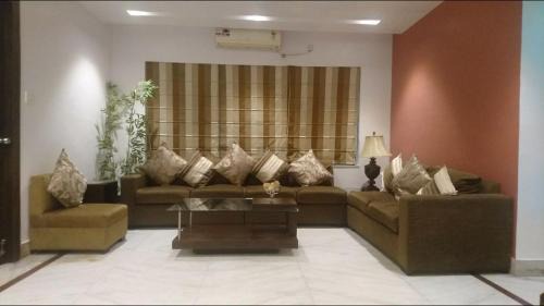 Kolkata Hotel | Discover Tatvam Residency: Family-Friendly with Pool & Breakfast