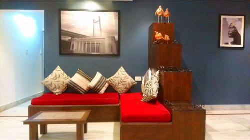 Kolkata Hotel | Discover Tatvam Residency: Family-Friendly with Pool & Breakfast
