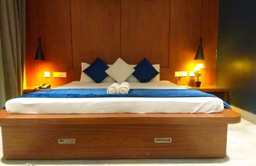Kolkata Hotel | Discover Tatvam Residency: Family-Friendly with Pool Access