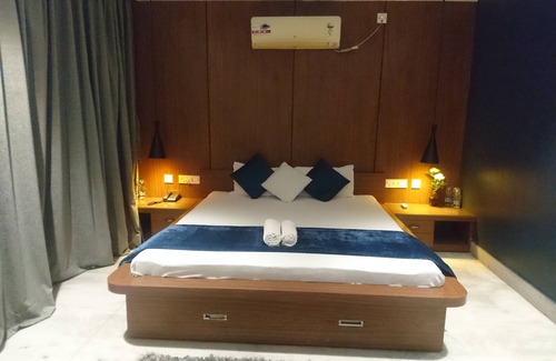 Kolkata Hotel | Discover Tatvam Residency: Family-Friendly with Pool Access