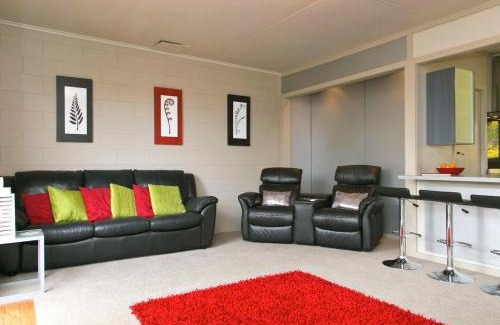 Hilltop House | Pet-Friendly Retreat at Taupo Haven - Perfect for Families