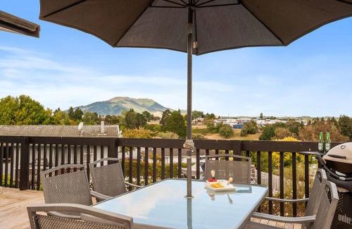 Taupo House | Discover Taupo Panorama - Lakefront Holiday Home Retreat